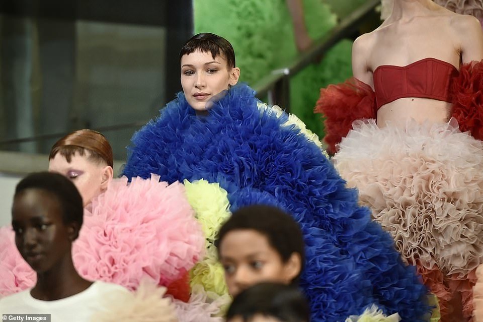 Bella Hadid lạ mắt với váy bồng - 4 Bella Hadid lạ mắt với váy bồng - 4