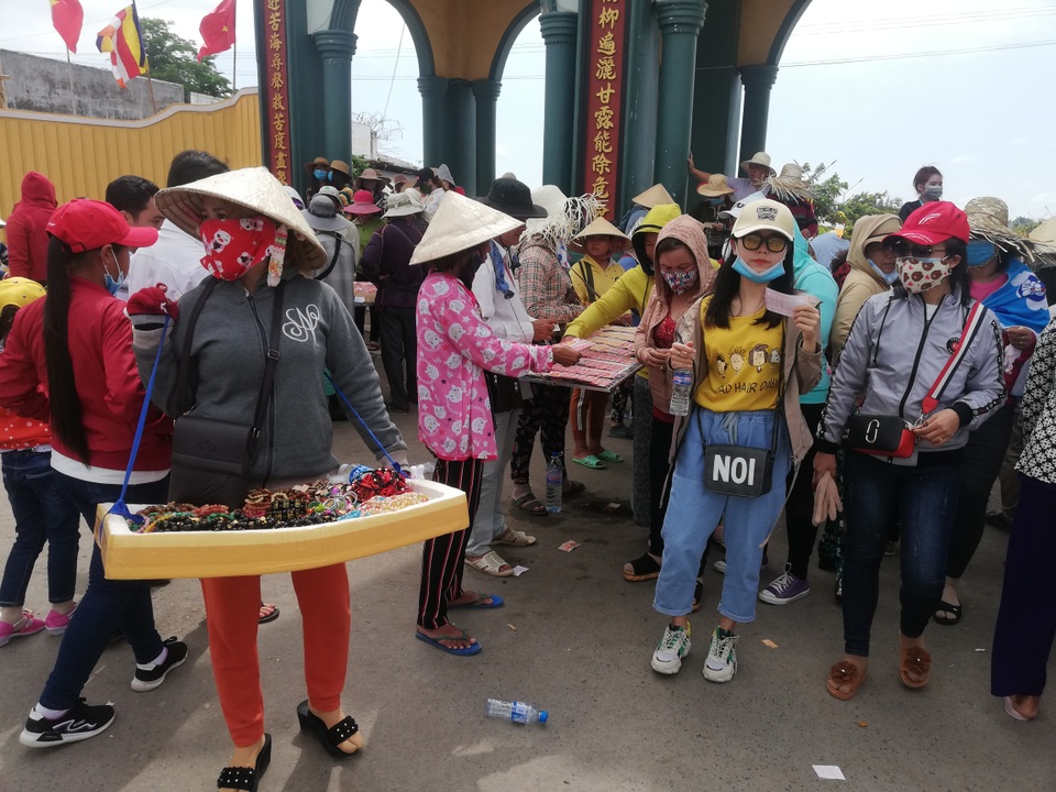 Hàng ngàn người đội nắng nườm nượp đi vía Bà ở xứ Công tử Bạc Liêu - 14 Hàng ngàn người đội nắng nườm nượp đi vía Bà ở xứ Công tử Bạc Liêu - 14