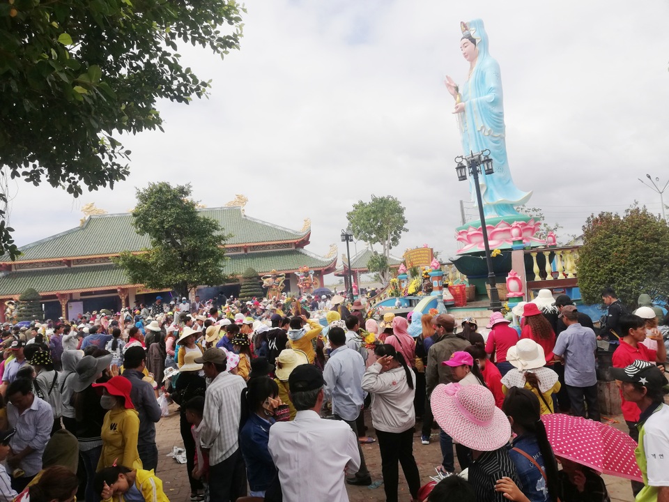 Hàng ngàn người đội nắng nườm nượp đi vía Bà ở xứ Công tử Bạc Liêu - 7 Hàng ngàn người đội nắng nườm nượp đi vía Bà ở xứ Công tử Bạc Liêu - 7