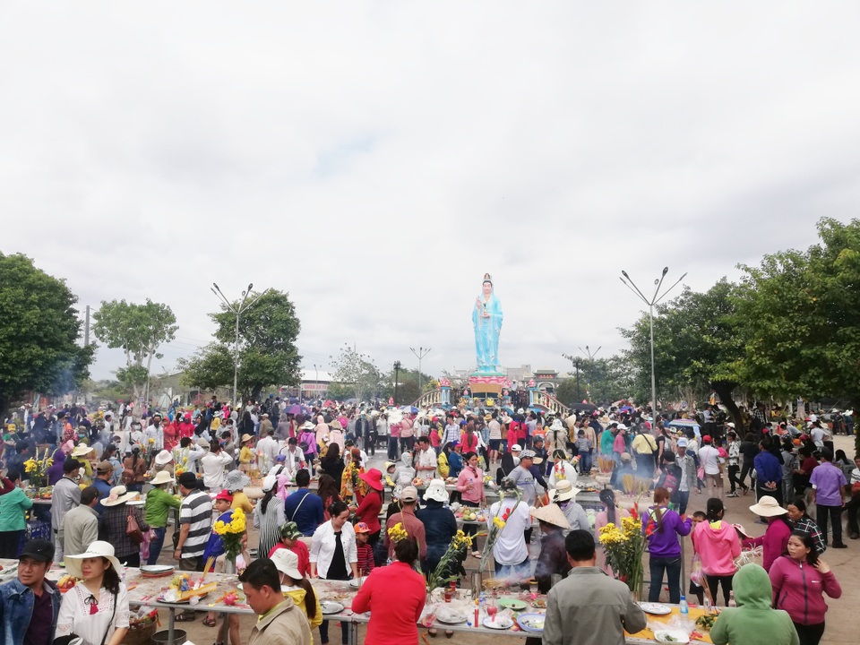 Hàng ngàn người đội nắng nườm nượp đi vía Bà ở xứ Công tử Bạc Liêu - 6 Hàng ngàn người đội nắng nườm nượp đi vía Bà ở xứ Công tử Bạc Liêu - 6