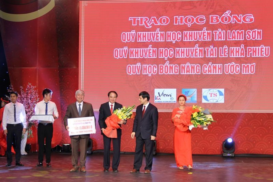 Hơn 3,5 tỷ đồng trong đêm Tết khuyến học xứ Thanh năm 2019 - 1 Hơn 3,5 tỷ đồng trong đêm Tết khuyến học xứ Thanh năm 2019 - 1