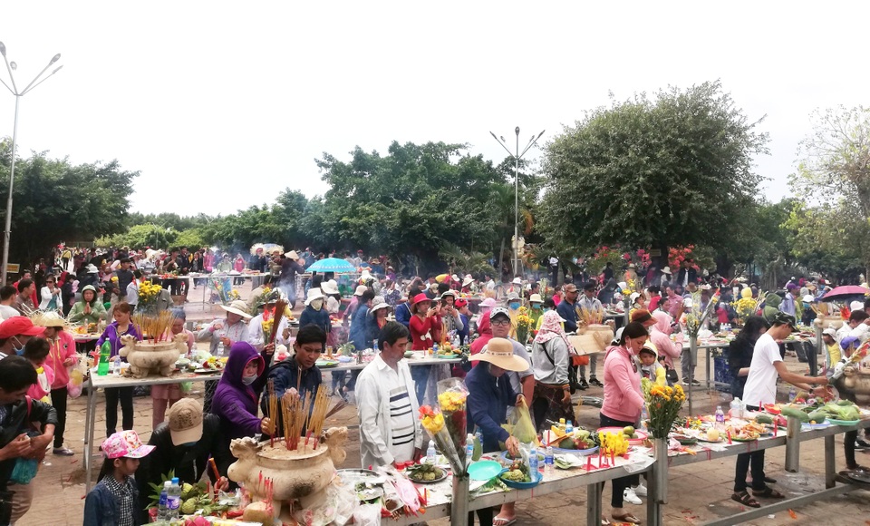 Hàng ngàn người đội nắng nườm nượp đi vía Bà ở xứ Công tử Bạc Liêu - 8 Hàng ngàn người đội nắng nườm nượp đi vía Bà ở xứ Công tử Bạc Liêu - 8