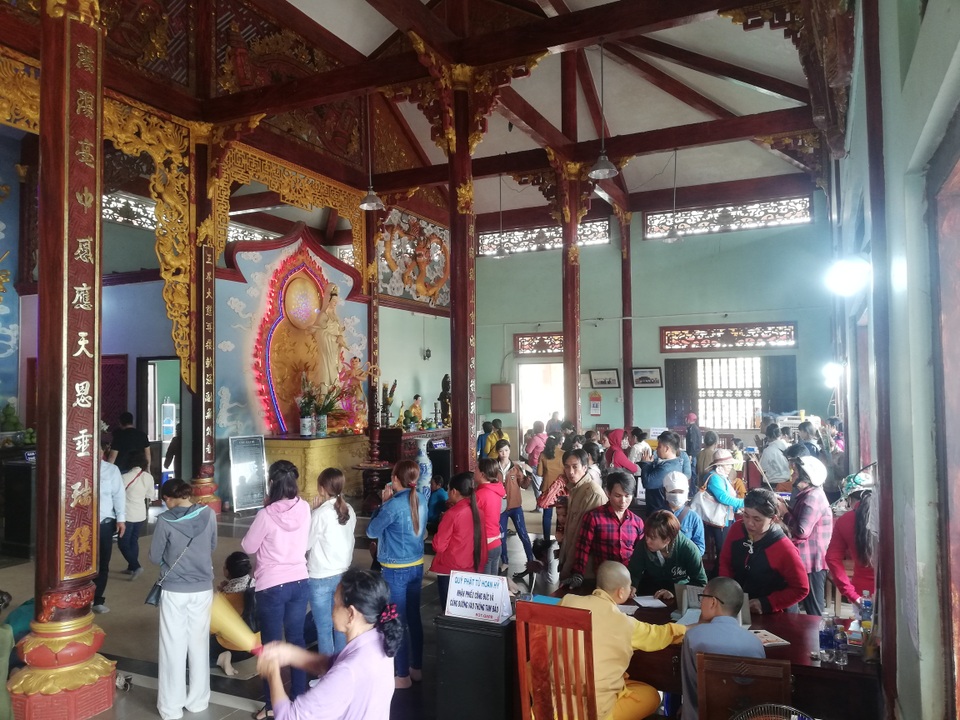 Hàng ngàn người đội nắng nườm nượp đi vía Bà ở xứ Công tử Bạc Liêu - 11 Hàng ngàn người đội nắng nườm nượp đi vía Bà ở xứ Công tử Bạc Liêu - 11