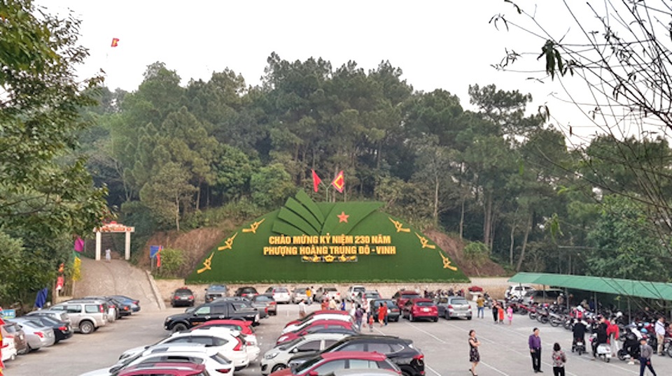 Hàng ngàn lượt du khách tới Đền thờ Hoàng đế Quang Trung ngày đầu xuân - 1 Hàng ngàn lượt du khách tới Đền thờ Hoàng đế Quang Trung ngày đầu xuân - 1