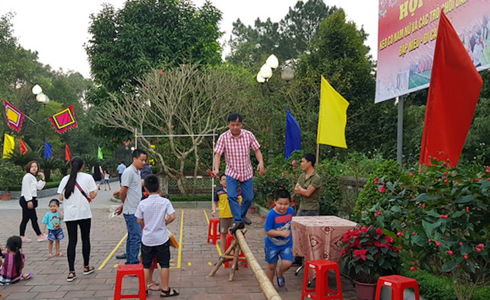Hàng ngàn lượt du khách tới Đền thờ Hoàng đế Quang Trung ngày đầu xuân - 4 Hàng ngàn lượt du khách tới Đền thờ Hoàng đế Quang Trung ngày đầu xuân - 4