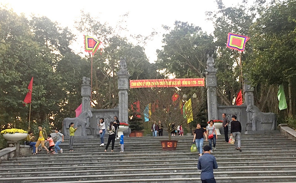 Hàng ngàn lượt du khách tới Đền thờ Hoàng đế Quang Trung ngày đầu xuân - 3 Hàng ngàn lượt du khách tới Đền thờ Hoàng đế Quang Trung ngày đầu xuân - 3