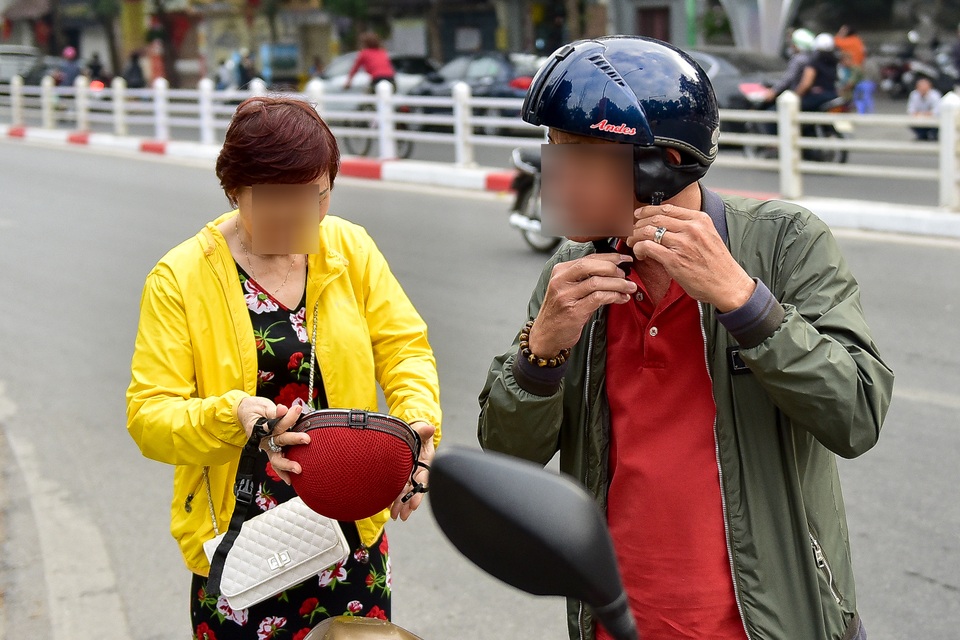 Ngày Tết, CSGT Hà Nội ra đường nhắc người dân đội mũ bảo hiểm - 6 Ngày Tết, CSGT Hà Nội ra đường nhắc người dân đội mũ bảo hiểm - 6