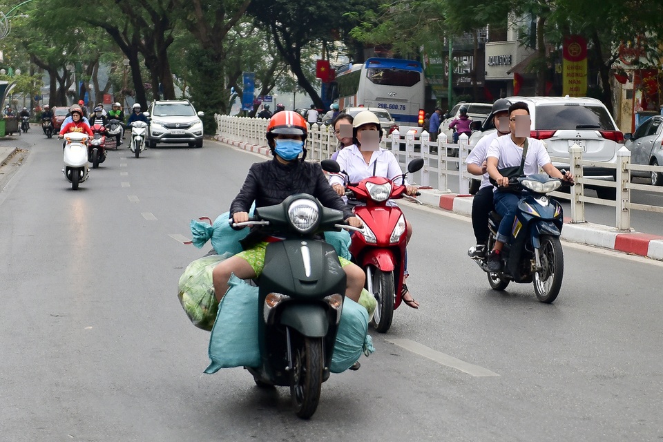 Ngày Tết, CSGT Hà Nội ra đường nhắc người dân đội mũ bảo hiểm - 10 Ngày Tết, CSGT Hà Nội ra đường nhắc người dân đội mũ bảo hiểm - 10