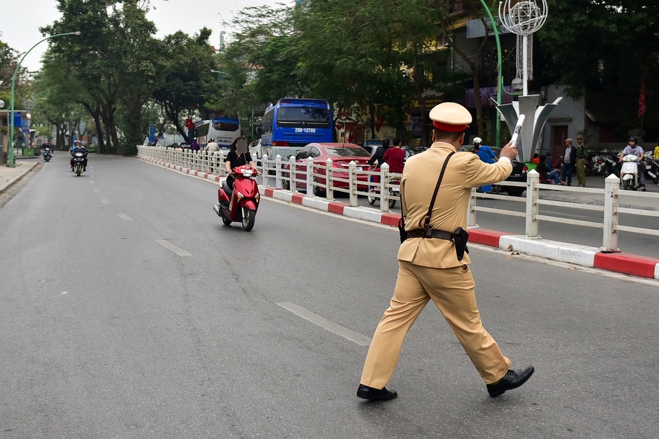Ngày Tết, CSGT Hà Nội ra đường nhắc người dân đội mũ bảo hiểm - 2 Ngày Tết, CSGT Hà Nội ra đường nhắc người dân đội mũ bảo hiểm - 2