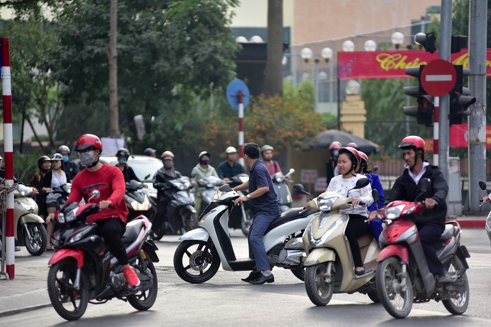 Ngày Tết, CSGT Hà Nội ra đường nhắc người dân đội mũ bảo hiểm - 12 Ngày Tết, CSGT Hà Nội ra đường nhắc người dân đội mũ bảo hiểm - 12
