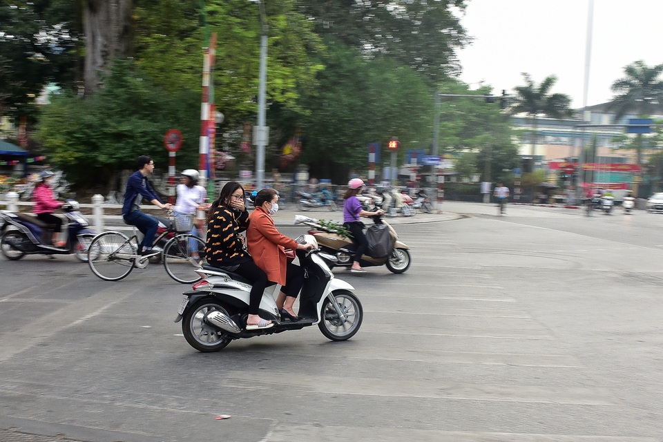 Ngày Tết, CSGT Hà Nội ra đường nhắc người dân đội mũ bảo hiểm - 3 Ngày Tết, CSGT Hà Nội ra đường nhắc người dân đội mũ bảo hiểm - 3