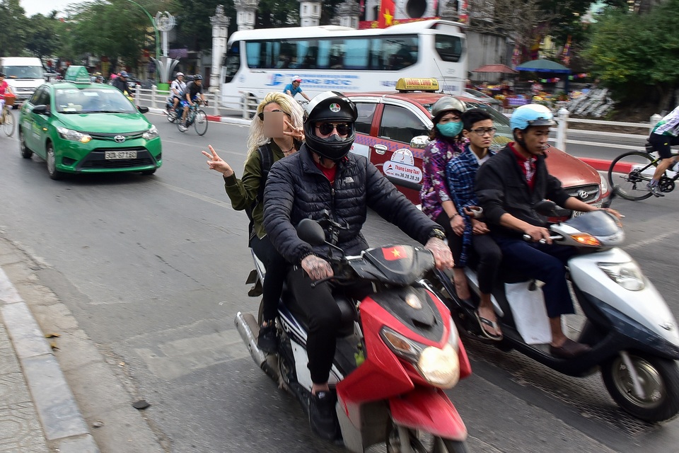 Ngày Tết, CSGT Hà Nội ra đường nhắc người dân đội mũ bảo hiểm - 9 Ngày Tết, CSGT Hà Nội ra đường nhắc người dân đội mũ bảo hiểm - 9