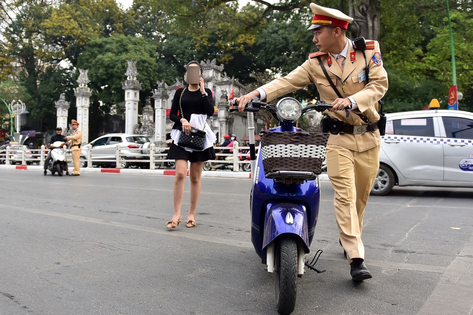 Ngày Tết, CSGT Hà Nội ra đường nhắc người dân đội mũ bảo hiểm - 8 Ngày Tết, CSGT Hà Nội ra đường nhắc người dân đội mũ bảo hiểm - 8