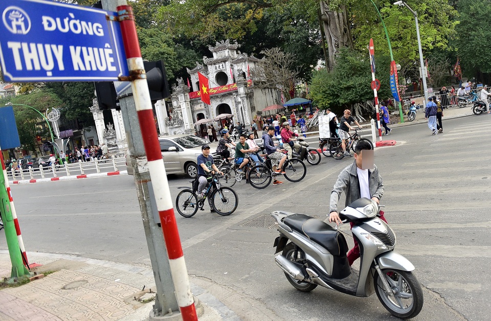Ngày Tết, CSGT Hà Nội ra đường nhắc người dân đội mũ bảo hiểm - 7 Ngày Tết, CSGT Hà Nội ra đường nhắc người dân đội mũ bảo hiểm - 7