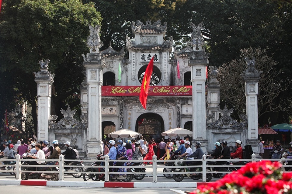 Tứ trấn Hà Nội thu hút người dân đi lễ đầu năm - 1 Tứ trấn Hà Nội thu hút người dân đi lễ đầu năm - 1