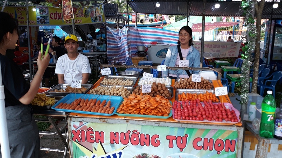 Đà Nẵng: “Hốt bạc” nhờ bán đồ ăn vặt ngày Tết - 3 Đà Nẵng: “Hốt bạc” nhờ bán đồ ăn vặt ngày Tết - 3