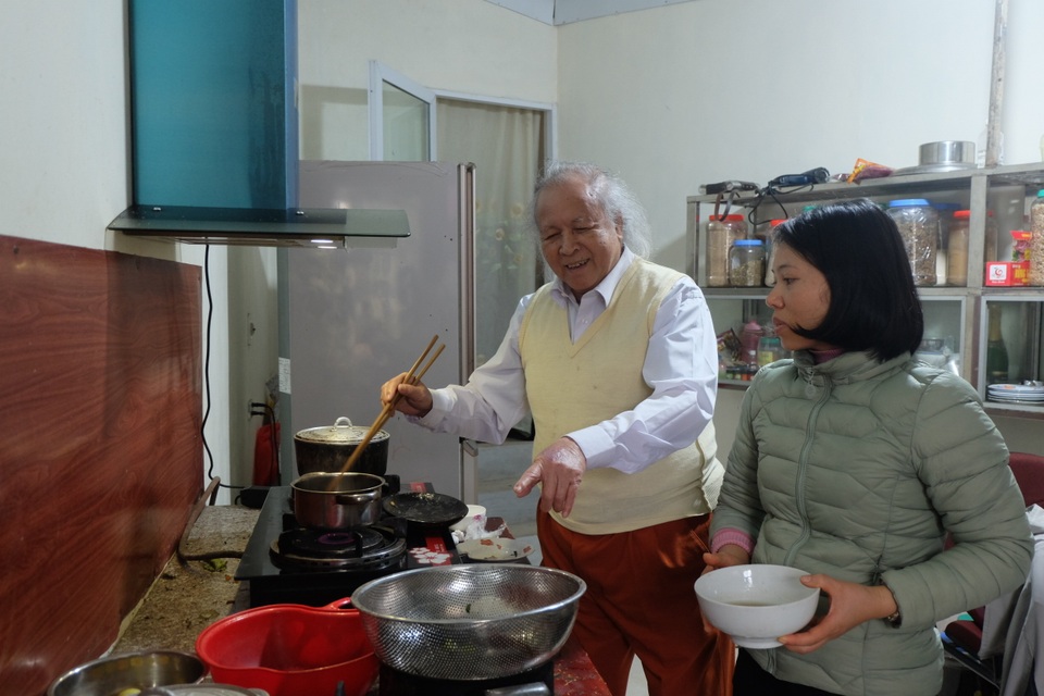 Bí quyết giữ gìn hôn nhân hạnh phúc của cặp đôi chồng 91 vợ 38 tuổi ở Hà Nội - 4