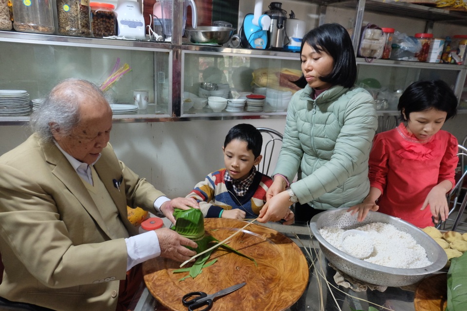 Bí quyết giữ gìn hôn nhân hạnh phúc của cặp đôi chồng 91 vợ 38 tuổi ở Hà Nội - 5