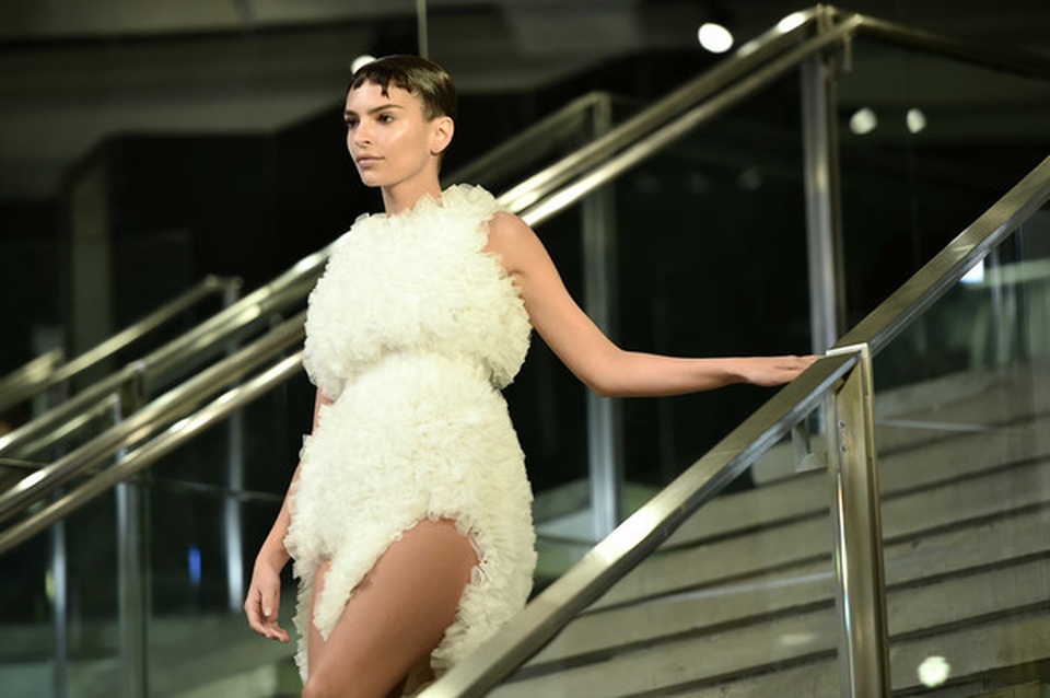 Bella Hadid lạ mắt với váy bồng - 11 Bella Hadid lạ mắt với váy bồng - 11