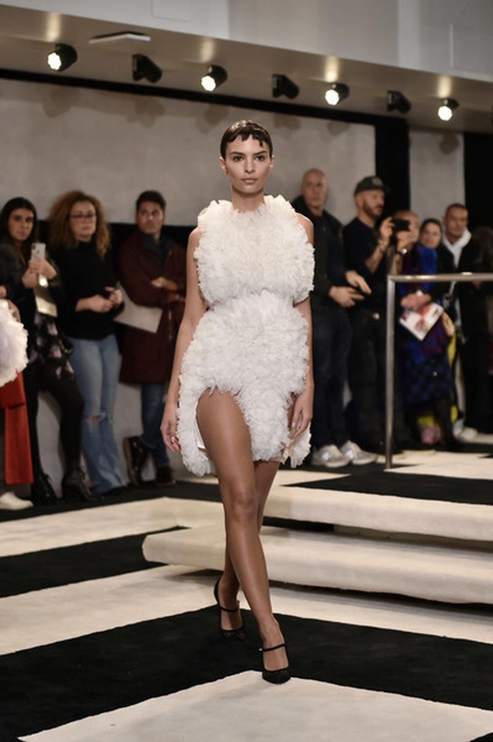 Bella Hadid lạ mắt với váy bồng - 13 Bella Hadid lạ mắt với váy bồng - 13