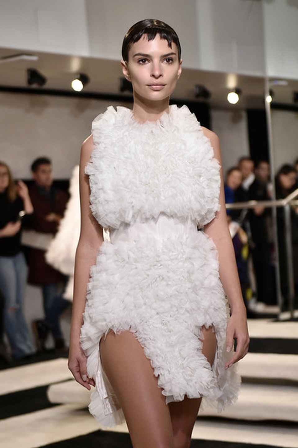 Bella Hadid lạ mắt với váy bồng - 12 Bella Hadid lạ mắt với váy bồng - 12