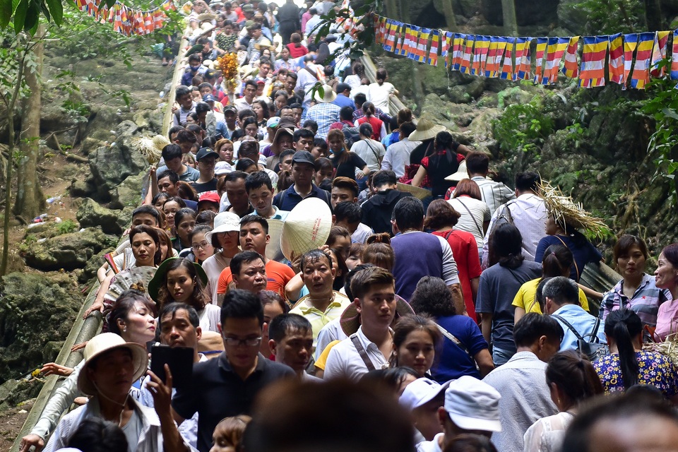 50.000 du khách đổ về chùa Hương ngày khai hội - 13 50.000 du khách đổ về chùa Hương ngày khai hội - 13
