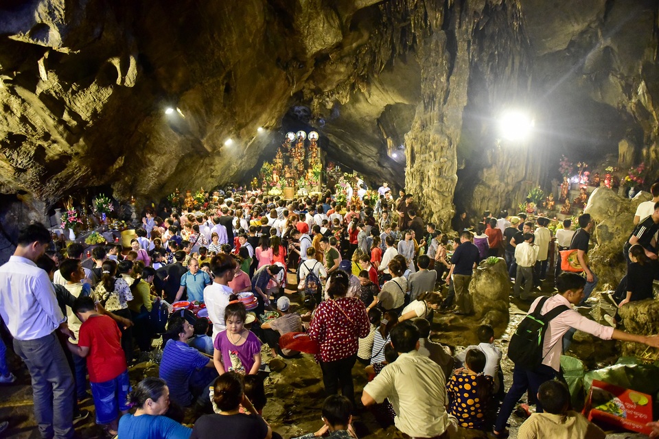 50.000 du khách đổ về chùa Hương ngày khai hội - 14 50.000 du khách đổ về chùa Hương ngày khai hội - 14
