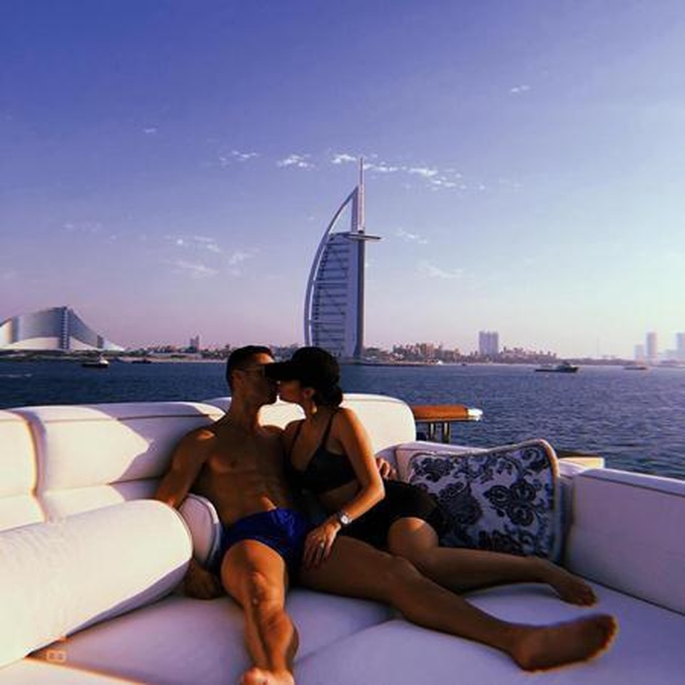 Loạt bằng chứng cho thấy C.Ronaldo đang mê bạn gái như “điếu đổ” - 1 Loạt bằng chứng cho thấy C.Ronaldo đang mê bạn gái như “điếu đổ” - 1