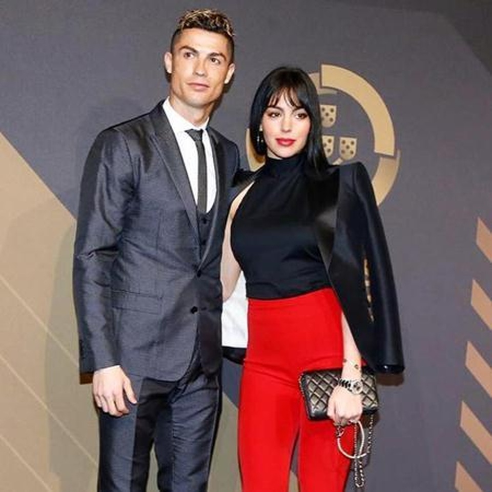 Loạt bằng chứng cho thấy C.Ronaldo đang mê bạn gái như “điếu đổ” - 4 Loạt bằng chứng cho thấy C.Ronaldo đang mê bạn gái như “điếu đổ” - 4