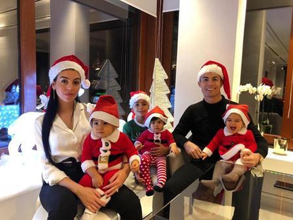 Loạt bằng chứng cho thấy C.Ronaldo đang mê bạn gái như “điếu đổ” - 5 Loạt bằng chứng cho thấy C.Ronaldo đang mê bạn gái như “điếu đổ” - 5
