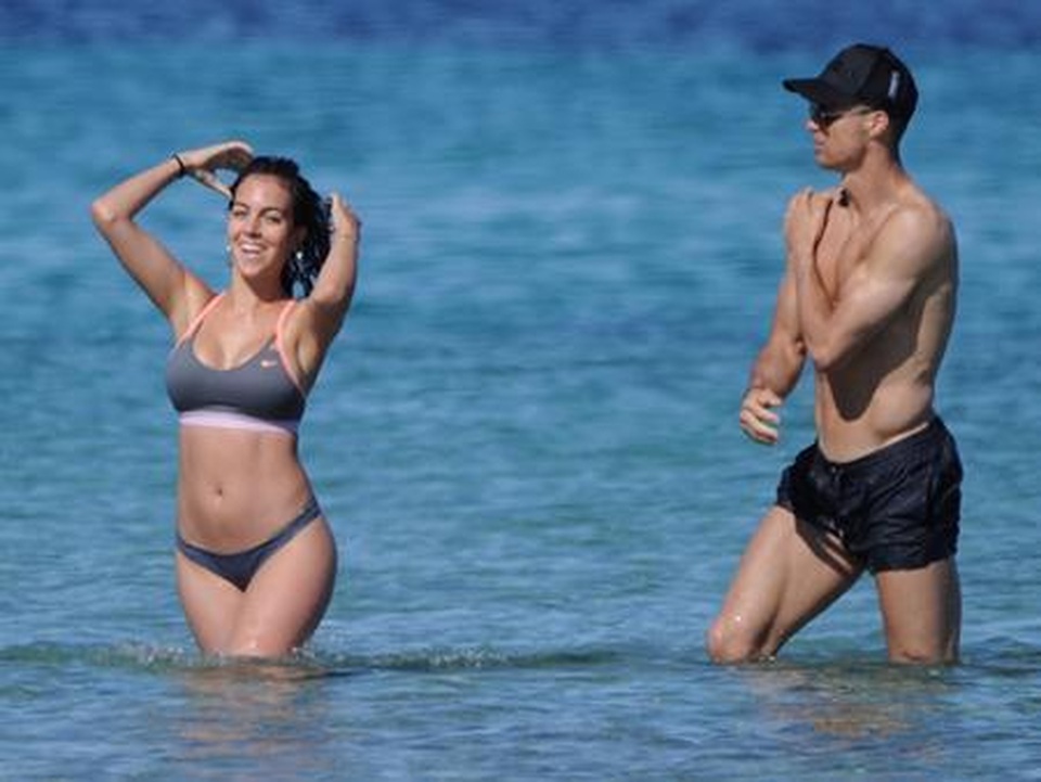 Loạt bằng chứng cho thấy C.Ronaldo đang mê bạn gái như “điếu đổ” - 6 Loạt bằng chứng cho thấy C.Ronaldo đang mê bạn gái như “điếu đổ” - 6