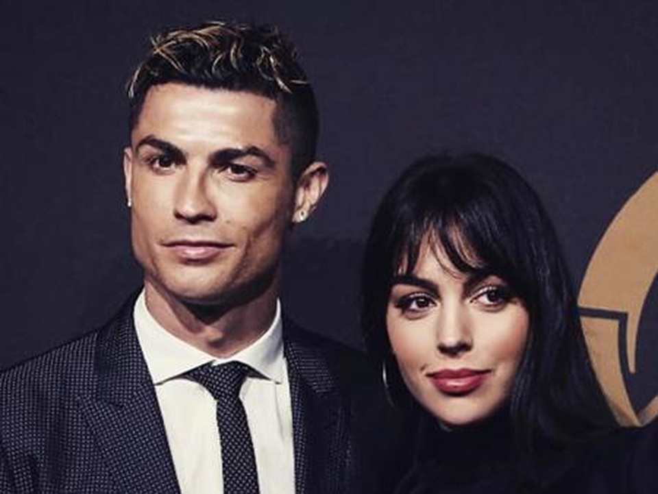 Loạt bằng chứng cho thấy C.Ronaldo đang mê bạn gái như “điếu đổ” - 8 Loạt bằng chứng cho thấy C.Ronaldo đang mê bạn gái như “điếu đổ” - 8