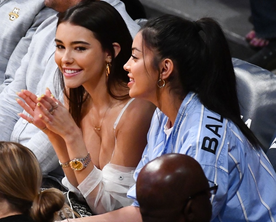 Madison Beer khoe vai trần quyến rũ - 7 Madison Beer khoe vai trần quyến rũ - 7