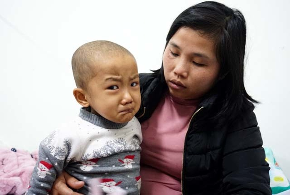 Tiếng khóc xé lòng của bé 5 tuổi liên tục 3 năm chống chọi với bệnh ung thư - 4 Tiếng khóc xé lòng của bé 5 tuổi liên tục 3 năm chống chọi với bệnh ung thư - 4