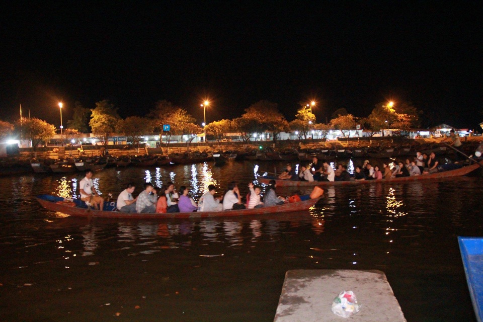 Du khách chen chúc đò đêm vào Chùa Hương chờ khai hội - 1 Du khách chen chúc đò đêm vào Chùa Hương chờ khai hội - 1