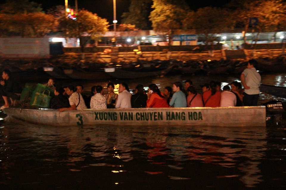 Du khách chen chúc đò đêm vào Chùa Hương chờ khai hội - 7 Du khách chen chúc đò đêm vào Chùa Hương chờ khai hội - 7