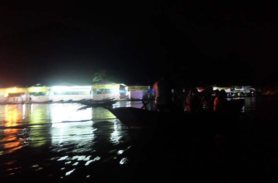 Du khách chen chúc đò đêm vào Chùa Hương chờ khai hội - 10 Du khách chen chúc đò đêm vào Chùa Hương chờ khai hội - 10