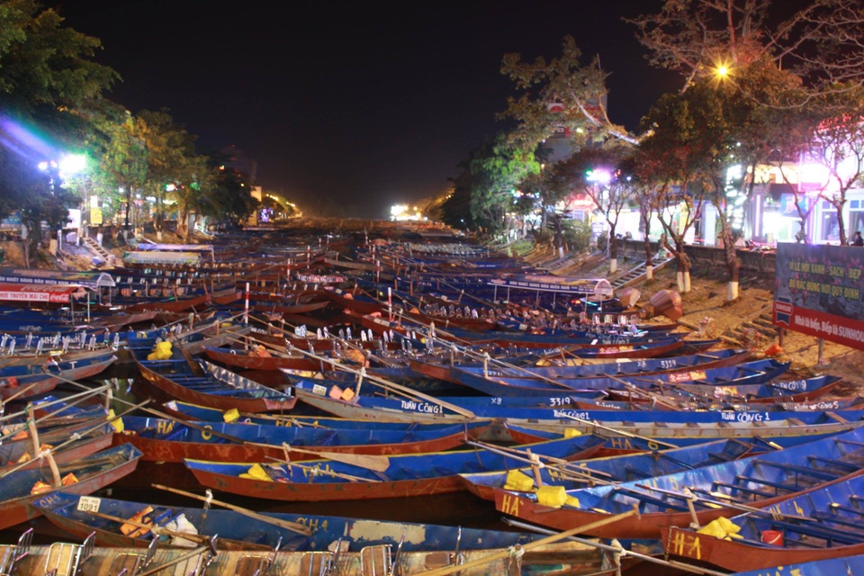 Du khách chen chúc đò đêm vào Chùa Hương chờ khai hội - 2 Du khách chen chúc đò đêm vào Chùa Hương chờ khai hội - 2