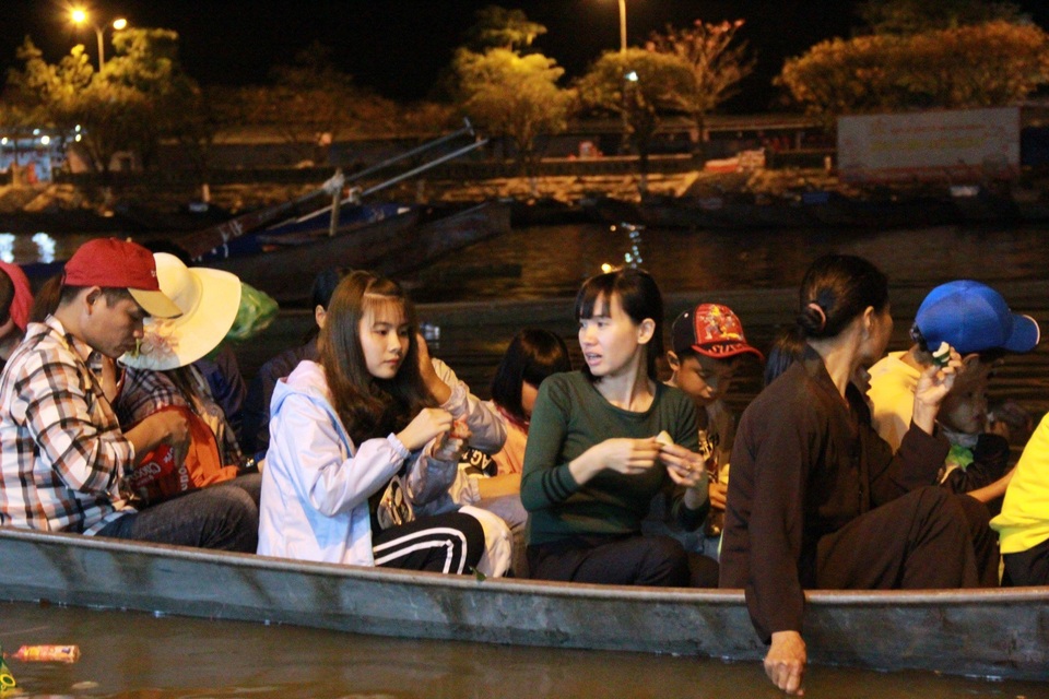 Du khách chen chúc đò đêm vào Chùa Hương chờ khai hội - 8 Du khách chen chúc đò đêm vào Chùa Hương chờ khai hội - 8