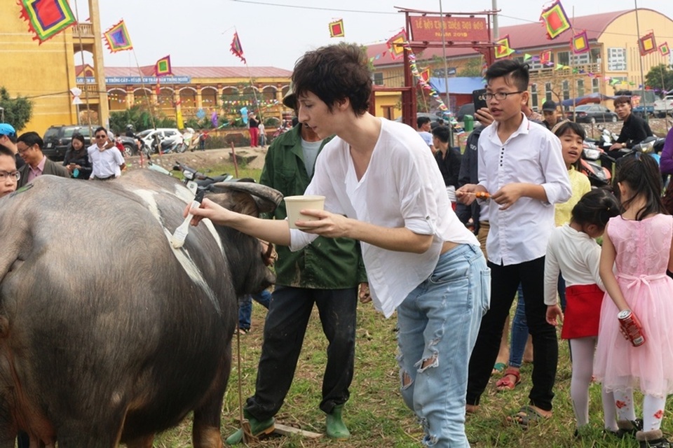 Những họa sĩ trổ tài trên thân trâu - 3 Những họa sĩ trổ tài trên thân trâu - 3