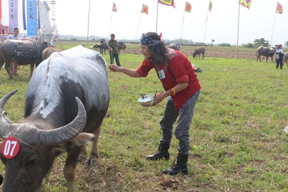 Những họa sĩ trổ tài trên thân trâu - 1 Những họa sĩ trổ tài trên thân trâu - 1