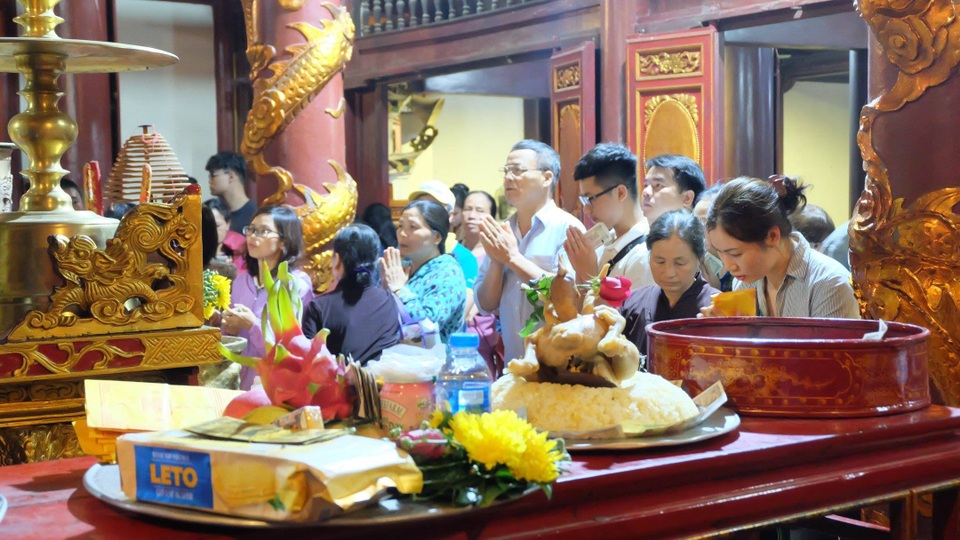 Du khách chen chúc đò đêm vào Chùa Hương chờ khai hội - 12 Du khách chen chúc đò đêm vào Chùa Hương chờ khai hội - 12