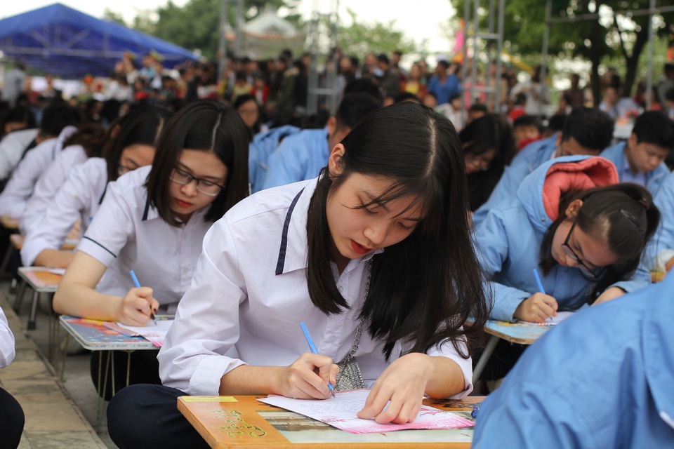 Hơn 500 học sinh giỏi dự lễ khai bút đầu xuân tại khu tưởng niệm vương triều Mạc - 1 Hơn 500 học sinh giỏi dự lễ khai bút đầu xuân tại khu tưởng niệm vương triều Mạc - 1