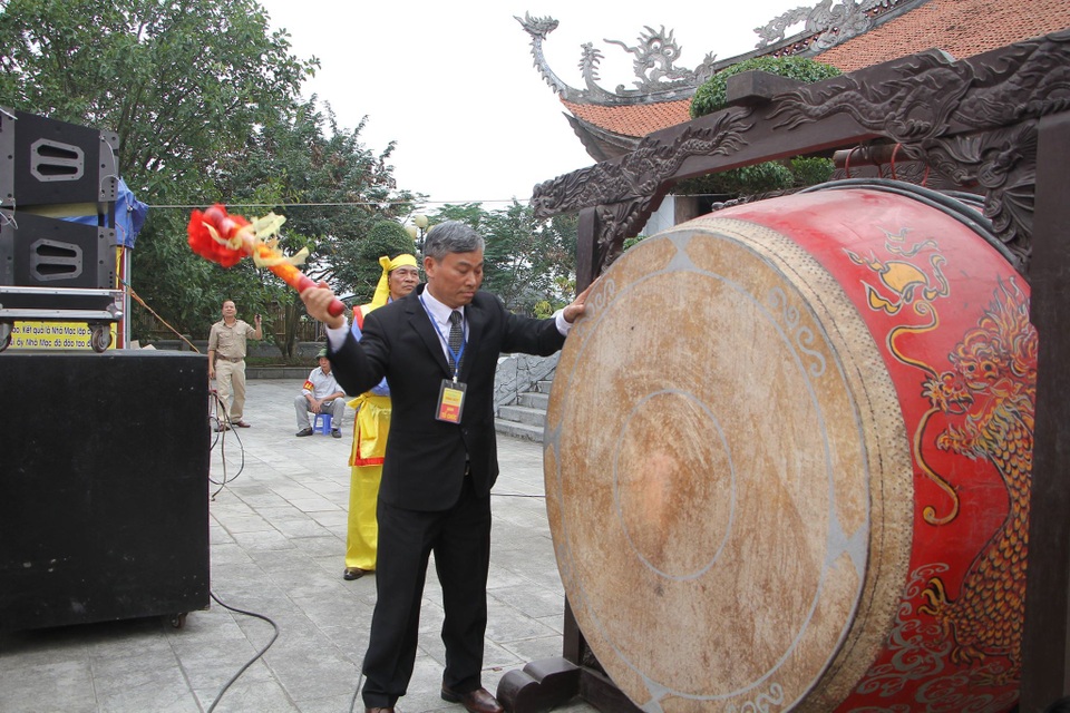 Hơn 500 học sinh giỏi dự lễ khai bút đầu xuân tại khu tưởng niệm vương triều Mạc - 4 Hơn 500 học sinh giỏi dự lễ khai bút đầu xuân tại khu tưởng niệm vương triều Mạc - 4