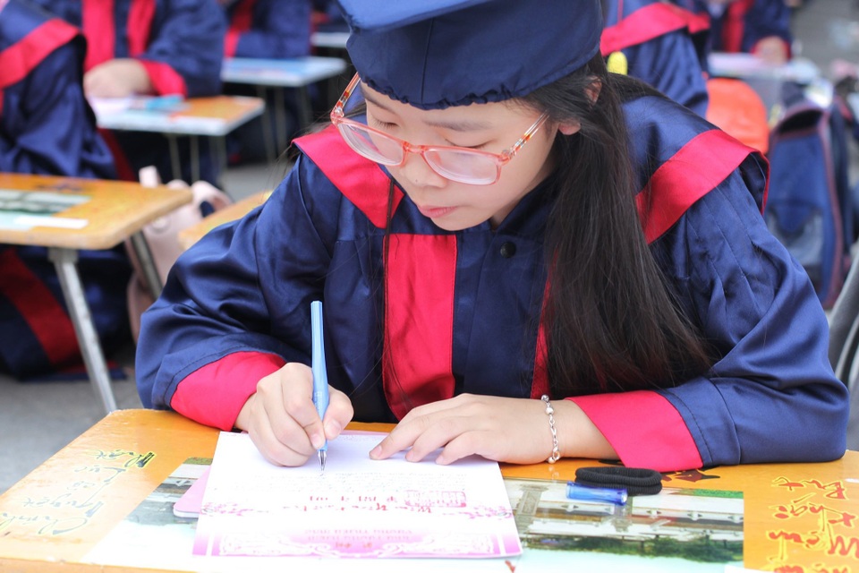 Hơn 500 học sinh giỏi dự lễ khai bút đầu xuân tại khu tưởng niệm vương triều Mạc - 6 Hơn 500 học sinh giỏi dự lễ khai bút đầu xuân tại khu tưởng niệm vương triều Mạc - 6