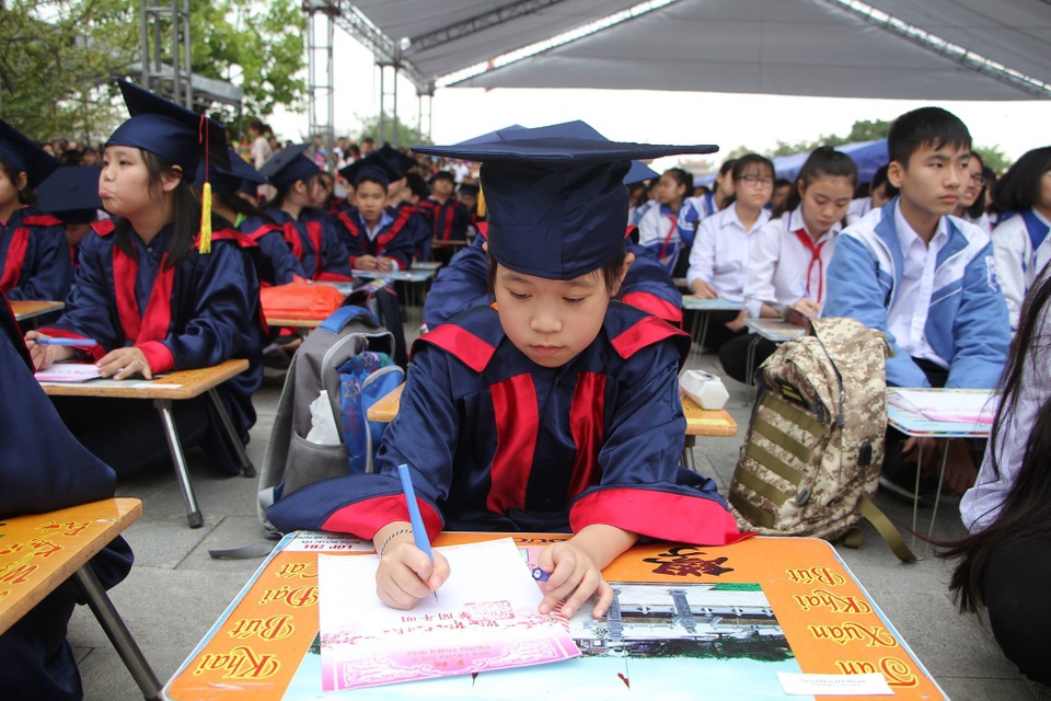 Hơn 500 học sinh giỏi dự lễ khai bút đầu xuân tại khu tưởng niệm vương triều Mạc - 2 Hơn 500 học sinh giỏi dự lễ khai bút đầu xuân tại khu tưởng niệm vương triều Mạc - 2