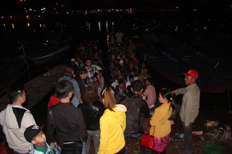 Du khách chen chúc đò đêm vào Chùa Hương chờ khai hội - 4 Du khách chen chúc đò đêm vào Chùa Hương chờ khai hội - 4