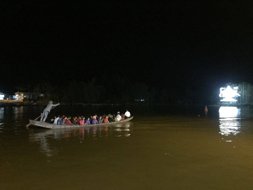 Du khách chen chúc đò đêm vào Chùa Hương chờ khai hội - 5 Du khách chen chúc đò đêm vào Chùa Hương chờ khai hội - 5