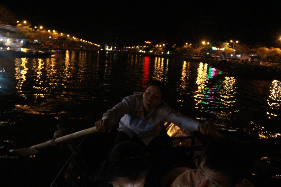 Du khách chen chúc đò đêm vào Chùa Hương chờ khai hội - 6 Du khách chen chúc đò đêm vào Chùa Hương chờ khai hội - 6