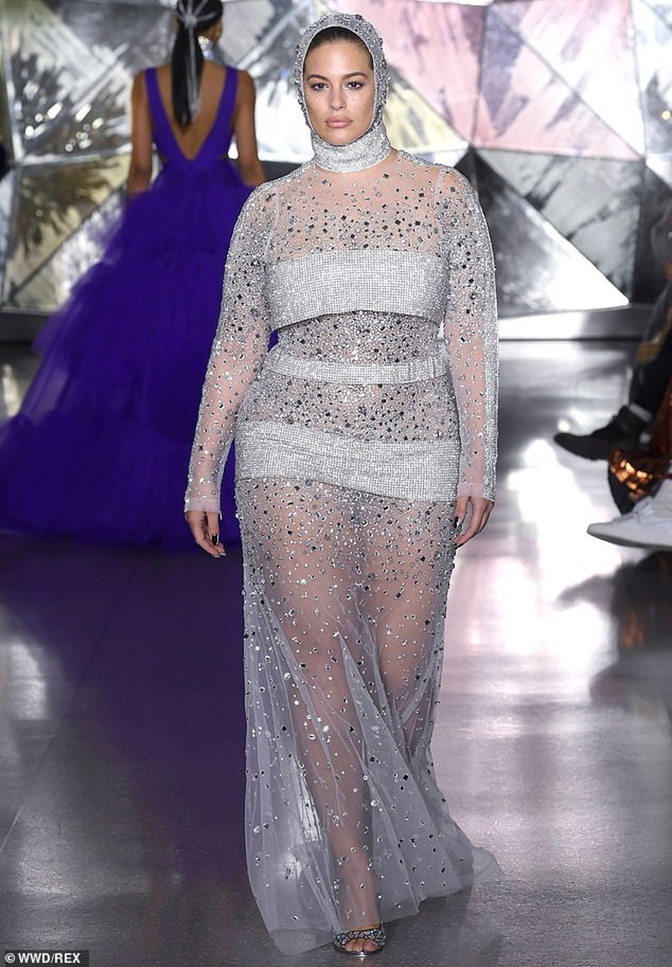 Ashley Graham khoe dáng nảy nở với váy xuyên thấu - 1